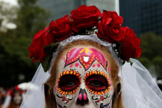 Mexicans parade as fancy skeletons ahead of Day of the Dead | iNFOnews.ca Mexicans parade as fancy skeletons ahead of Day of the Dead | iNFOnews.ca
