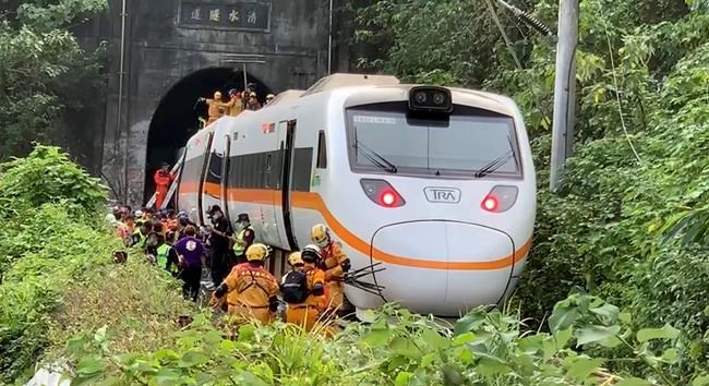 Train hits truck that slid onto track in Taiwan, killing 51 | iNFOnews.ca Train hits truck that slid onto track in Taiwan, killing 51 | iNFOnews.ca