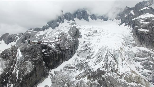 Melting glacier in China draws tourists, climate worries | iNFOnews.ca CP296810697