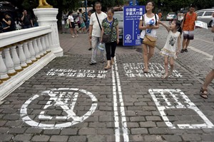 Chinese city creates cellphone sidewalk lane, inspired by Washington experiment | iNFOnews.ca CP29894182