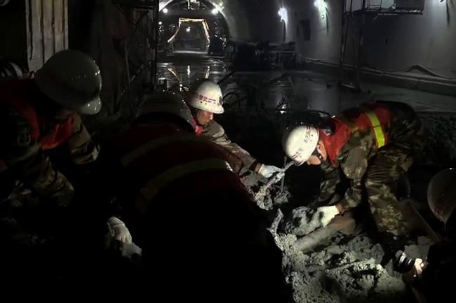 Tunnel collapses in southwest China; 4 dead, 8 missing | iNFOnews.ca