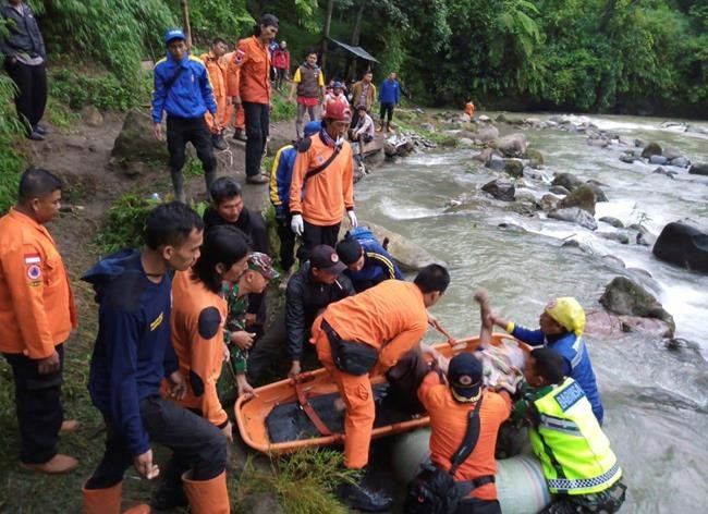 Indonesia ends search for victims of bus crash; 35 dead | iNFOnews.ca