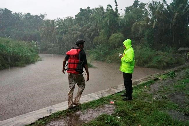 Flash flood kills 6 students on Indonesian school trip | iNFOnews.ca
