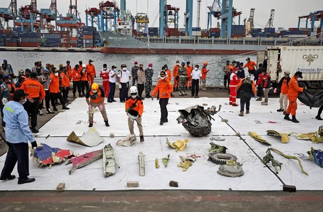 Indonesia navy divers hunt for crashed plane's black boxes | iNFOnews.ca Indonesia navy divers hunt for crashed plane's black boxes | iNFOnews.ca