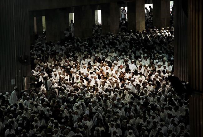 Indonesians at mass prayers urged to vote for Muslims | iNFOnews.ca