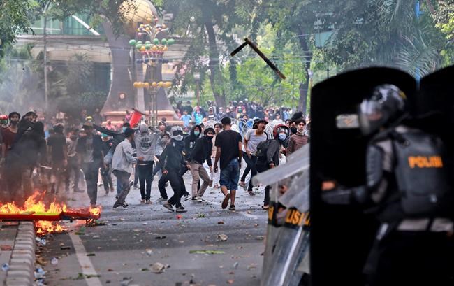 Protests against new labour law turn violent across Indonesia | iNFOnews.ca Protests against new labour law turn violent across Indonesia | iNFOnews.ca