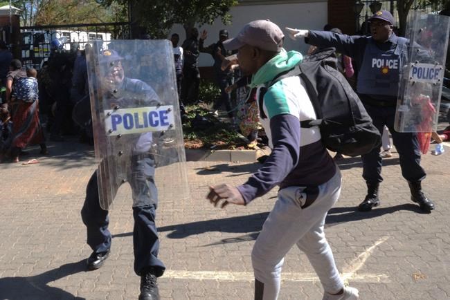 South African police disperse refugees protesting attacks | iNFOnews.ca South African police disperse refugees protesting attacks | iNFOnews.ca
