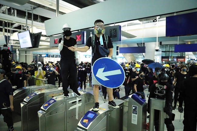 Hong Kong police in standoff with protesters after sit-in | iNFOnews.ca