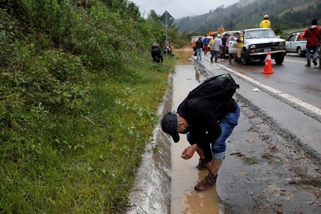 Guatemala digs through landslide where 100 believed buried | iNFOnews.ca