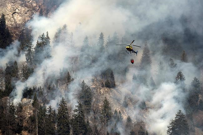 Switzerland: Army deploys helicopters to fight forest fires | iNFOnews.ca Switzerland: Army deploys helicopters to fight forest fires | iNFOnews.ca