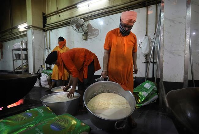 Sikh kitchens feed New Delhi's masses in virus lockdown | iNFOnews.ca