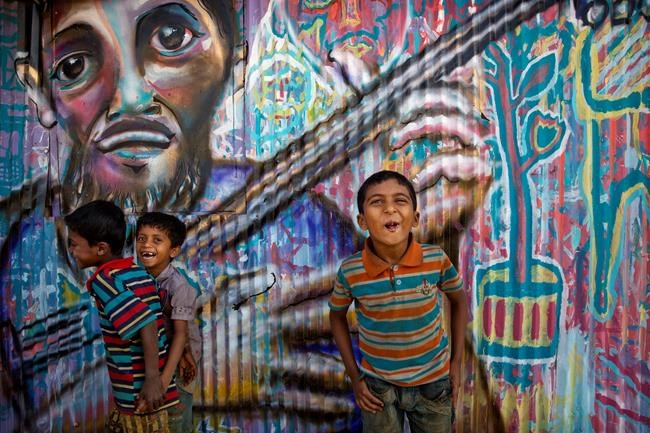 2 New Yorker artists bring colours, smiles to Rohingya camps | iNFOnews.ca 2 New Yorker artists bring colours, smiles to Rohingya camps | iNFOnews.ca