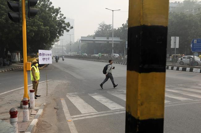 India's capital restricts cars as people choke in dirty air | iNFOnews.ca