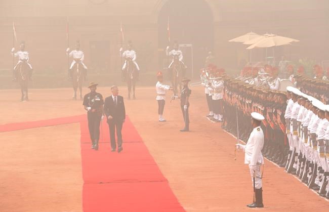Image of Asia: Inspecting the Indian honour guard in smog | iNFOnews.ca Image of Asia: Inspecting the Indian honour guard in smog | iNFOnews.ca