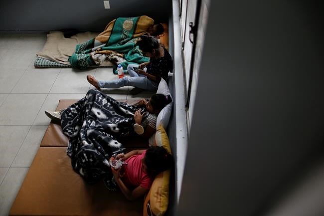 Young Mexican newlyweds honeymoon in makeshift quake shelter | iNFOnews.ca