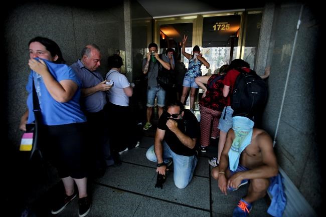 Clashes rage as Argentine lawmakers suspend pension debate | iNFOnews.ca Clashes rage as Argentine lawmakers suspend pension debate | iNFOnews.ca