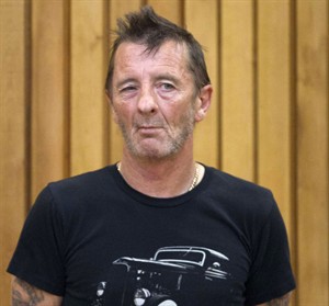 AC/DC drummer Phil Rudd shows up late to New Zealand courthouse, clowns around with guard | iNFOnews.ca CP30862646