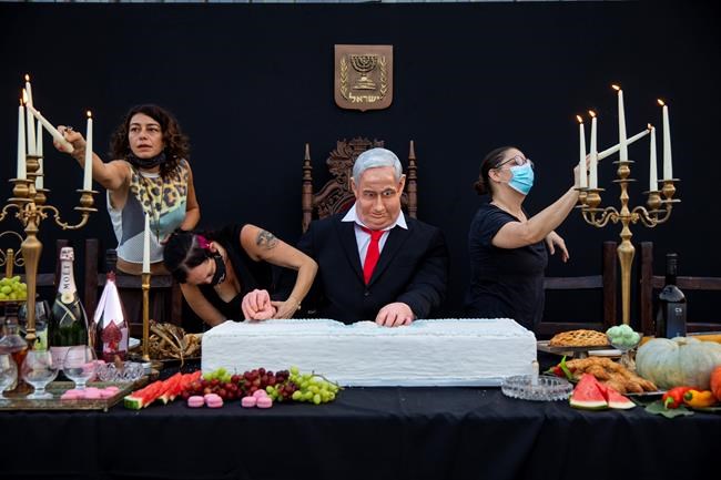 Israeli artist takes aim at Netanyahu with life-size statue | iNFOnews.ca