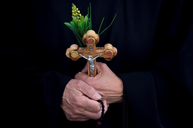 Pilgrims trace Jesus' footsteps on Good Friday in Jerusalem | iNFOnews.ca CP1979365570