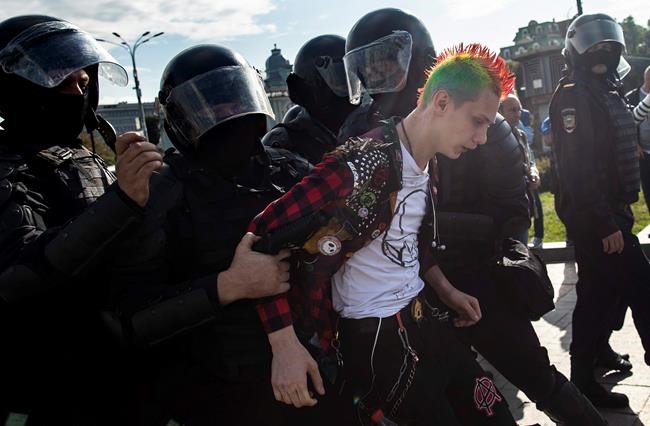 Moscow police detain more than 800 at protest, monitor says | iNFOnews.ca
