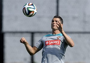 Cristiano Ronaldo wears knee brace during Portugal training ahead of World Cup game vs US | iNFOnews.ca CP28836552