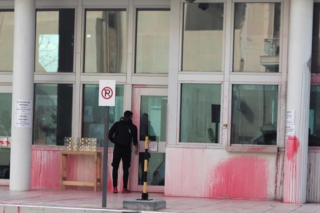 Greece: 10 detained after paint thrown at US embassy | iNFOnews.ca Greece: 10 detained after paint thrown at US embassy | iNFOnews.ca