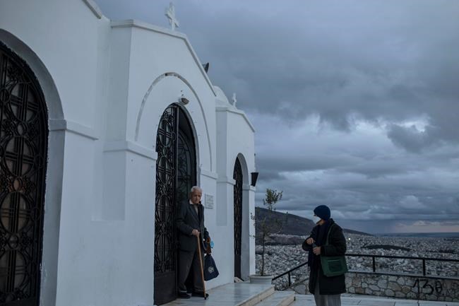 Greeks face lockdown Christmas, but with books and tidy hair | iNFOnews.ca CP1111599524