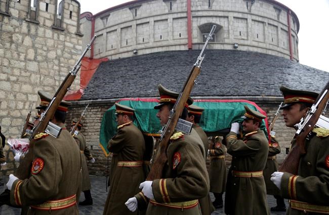 Afghans mourn former president at palace ceremony | iNFOnews.ca