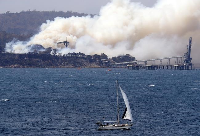 Australians leave homes as heat, winds escalate fire danger | iNFOnews.ca Australians leave homes as heat, winds escalate fire danger | iNFOnews.ca