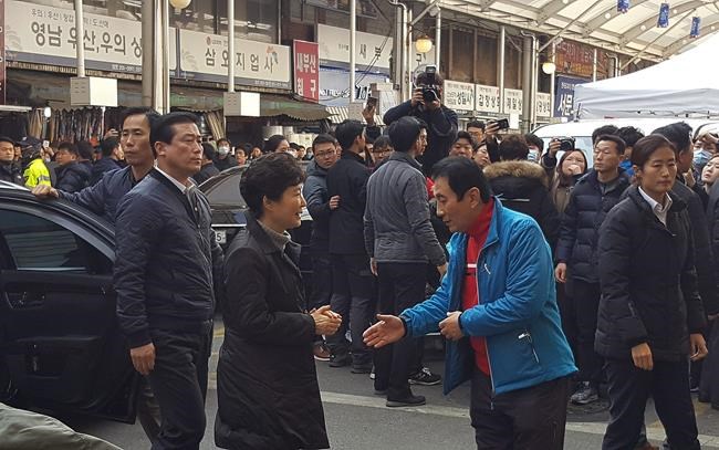 S. Korea's Park cries during public appearance amid scandal | iNFOnews.ca