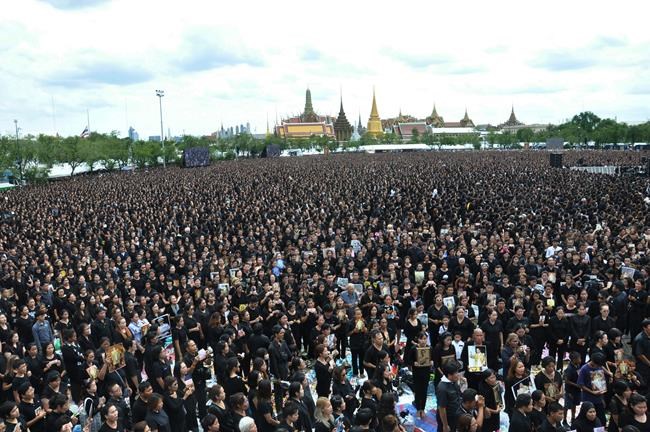 Thais honour late king with special version of royal anthem | iNFOnews.ca Thais honour late king with special version of royal anthem | iNFOnews.ca