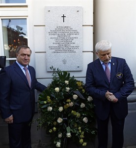 Head of Russian football federation honours Poles killed in 2010 plane crash in Russia | iNFOnews.ca