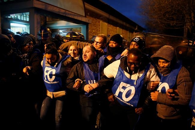 Protesting French prison guards clash with police | iNFOnews.ca