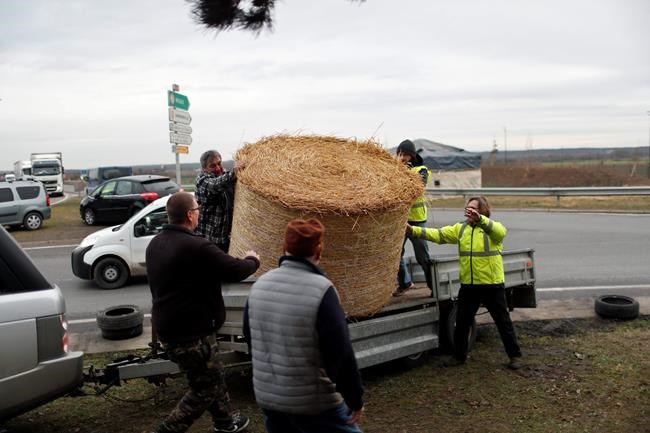 Yellow vest protesters continue their roundabout fight | iNFOnews.ca
