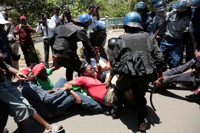 Zimbabwe police stop protest march by civil servants | iNFOnews.ca CP1158794361
