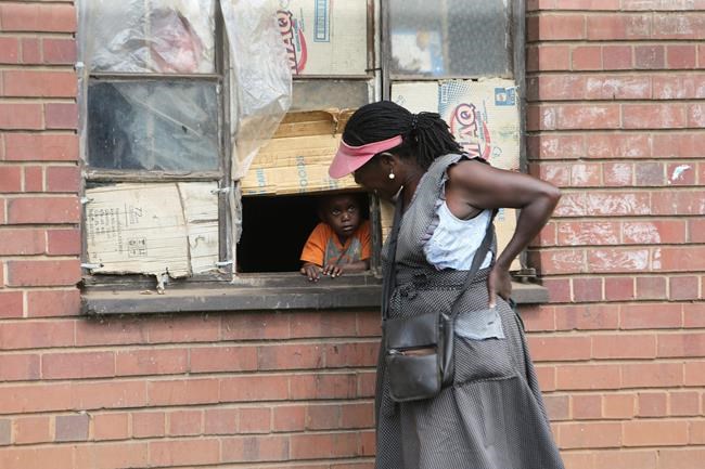 Manhunts after hundreds flee quarantine in Zimbabwe, Malawi | iNFOnews.ca