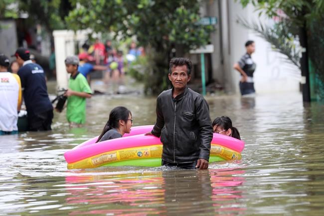 Floods in Indonesia capital recede as death toll reaches 30 | iNFOnews.ca CP1132490006