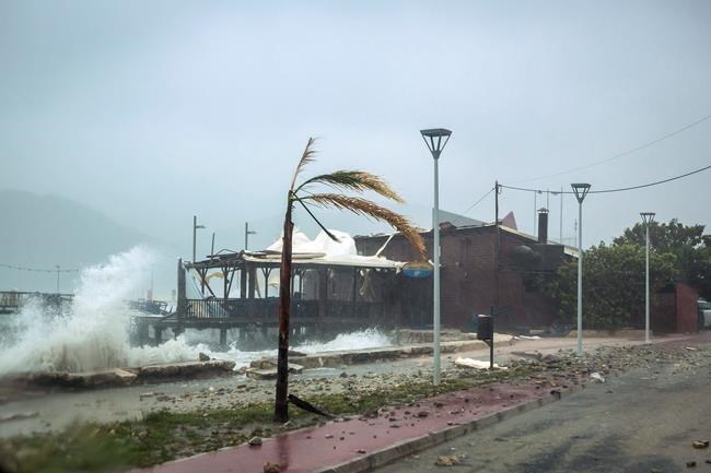 Search for migrant boat as powerful storm lashes Greece | iNFOnews.ca