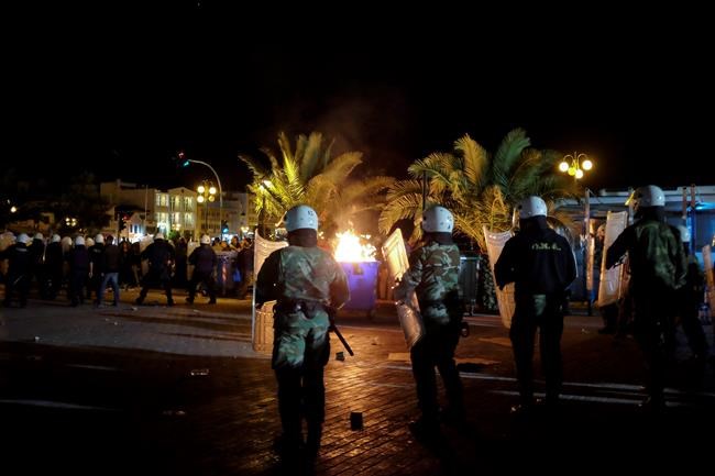 Greek police arrest 120 migrants after violence by islanders | iNFOnews.ca CP1094579428