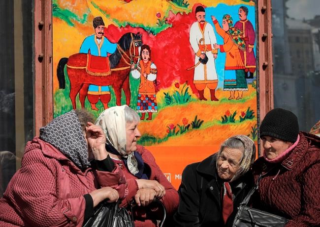 Ukraine's presidential candidate pledges NATO referendum | iNFOnews.ca