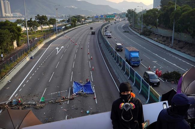 Hong Kong protesters issue demands, begin leaving university | iNFOnews.ca CP1968524598