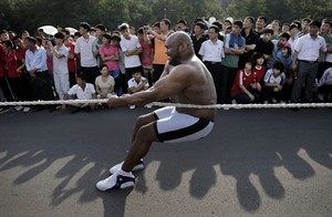 Ex NFL player, foreign pro wrestlers take ring antics to the streets of Pyongyang | iNFOnews.ca CP29680873