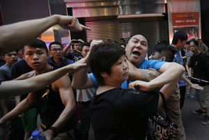 Hong Kong protesters stage massive, defiant rally despite attacks, warnings to clear streets | iNFOnews.ca CP30148262