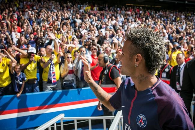 Neymar provides pre-match show, with PSG debut put on hold | iNFOnews.ca Neymar provides pre-match show, with PSG debut put on hold | iNFOnews.ca