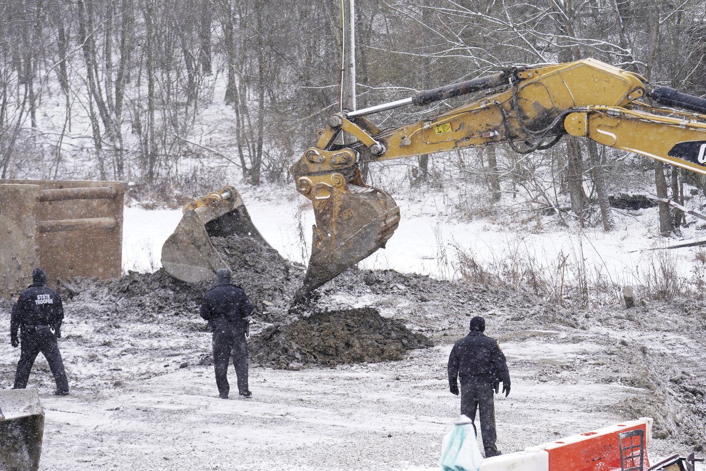 Digging resumes in the search for a woman in a Pennsylvania sinkhole | iNFOnews.ca