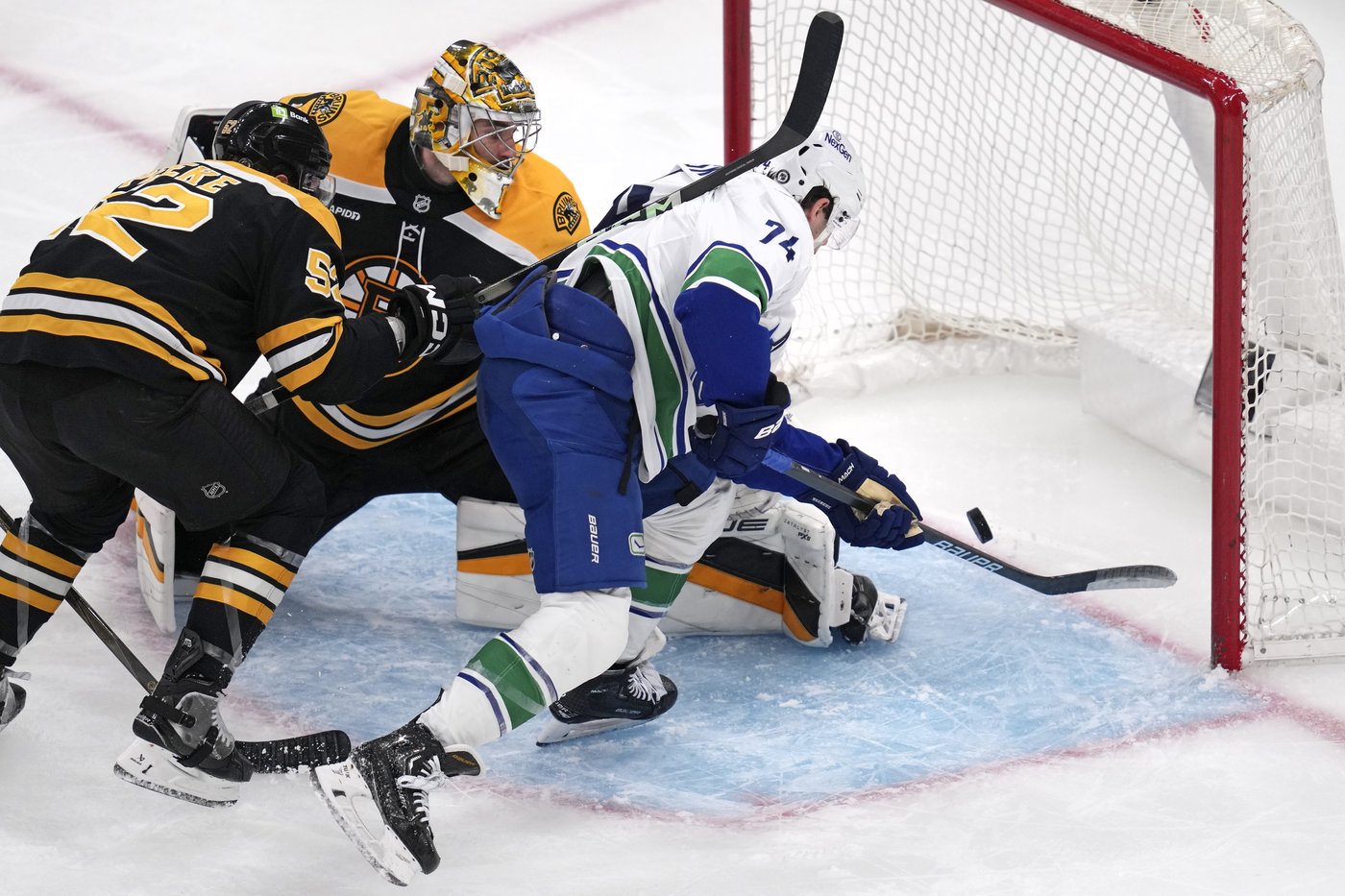 DeBrusk scores in return to Boston as Canucks shut out Bruins 2-0 behind Lankinen | iNFOnews.ca