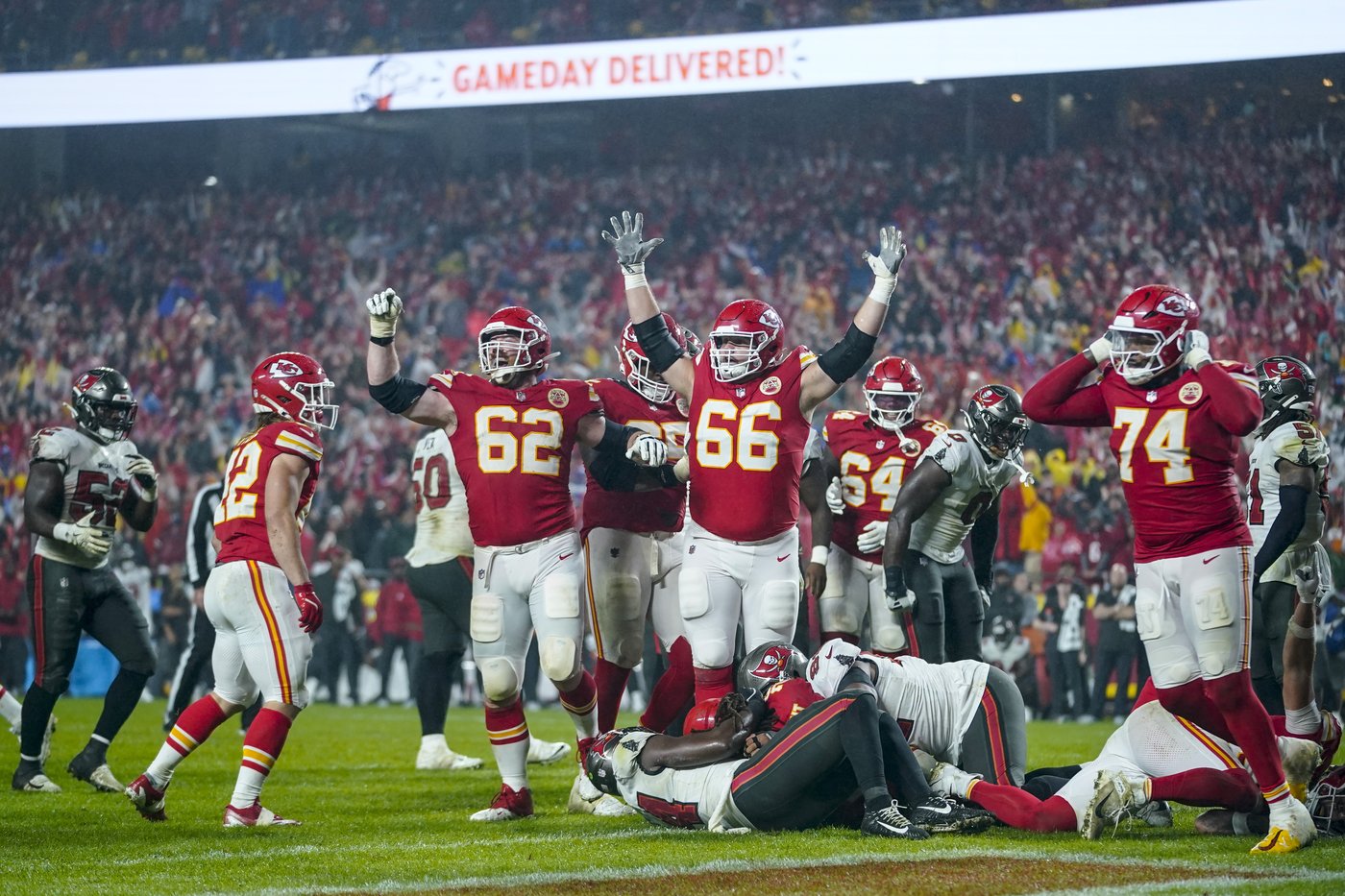 Chiefs reach 8-0 with nail-biter against the Bucs, a game neatly summing up a season of close wins | iNFOnews.ca Chiefs reach 8-0 with nail-biter against the Bucs, a game neatly summing up a season of close wins | iNFOnews.ca