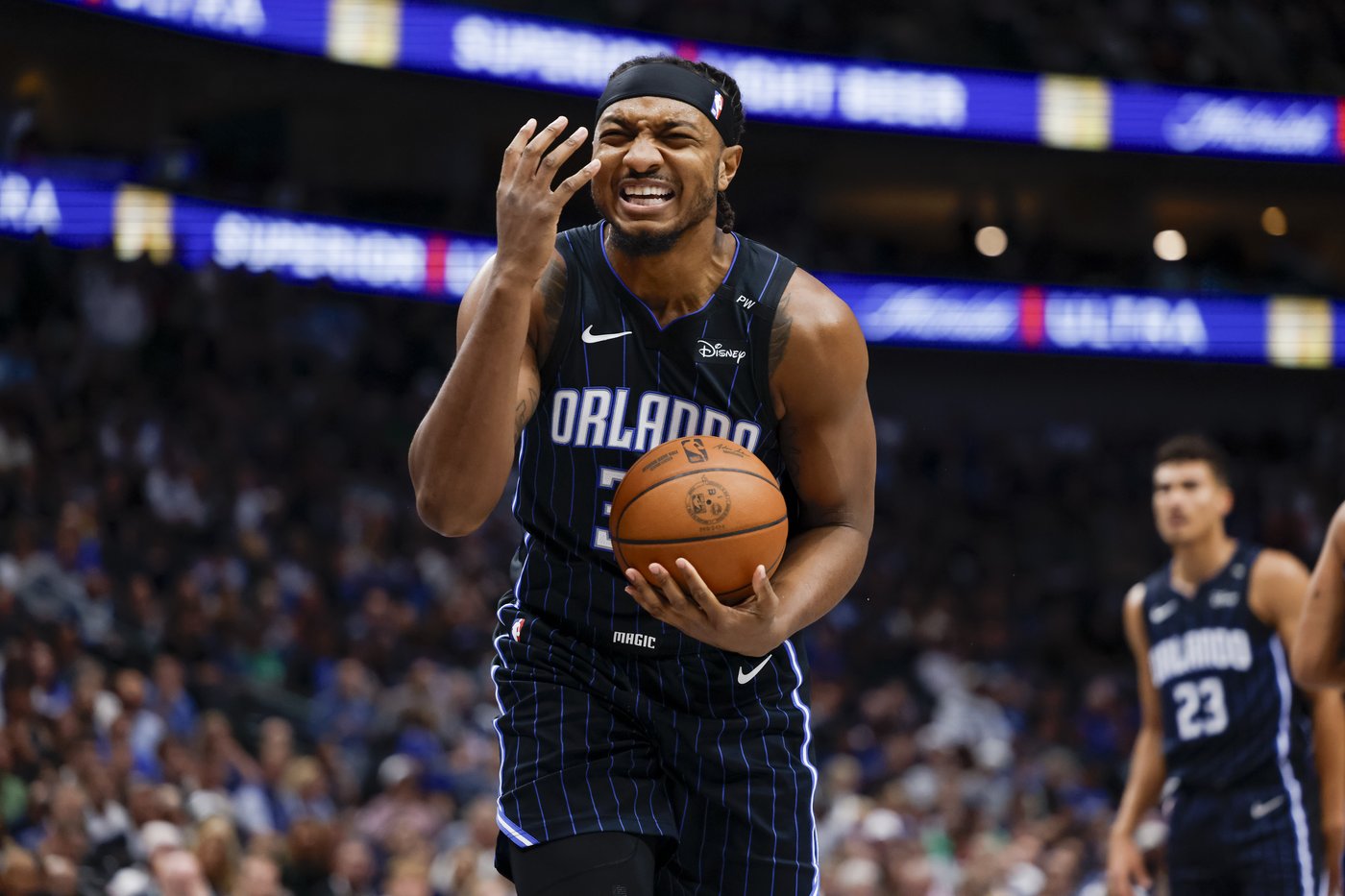 Luka Doncic scores 32 points, Mavericks overwhelm Banchero-less Magic 108-85 | iNFOnews.ca