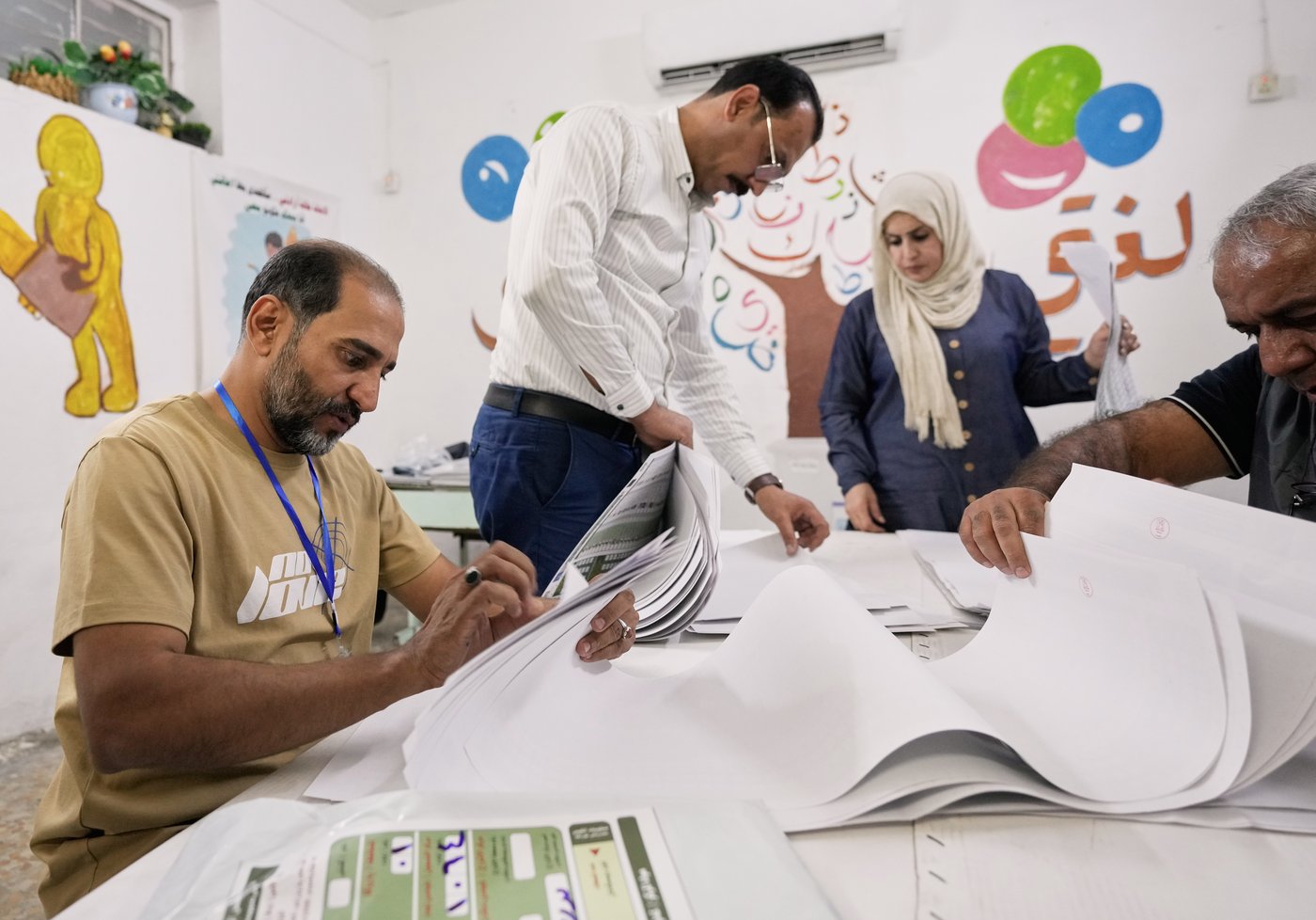 Photos show Iraqis voting in parliamentary election | iNFOnews.ca