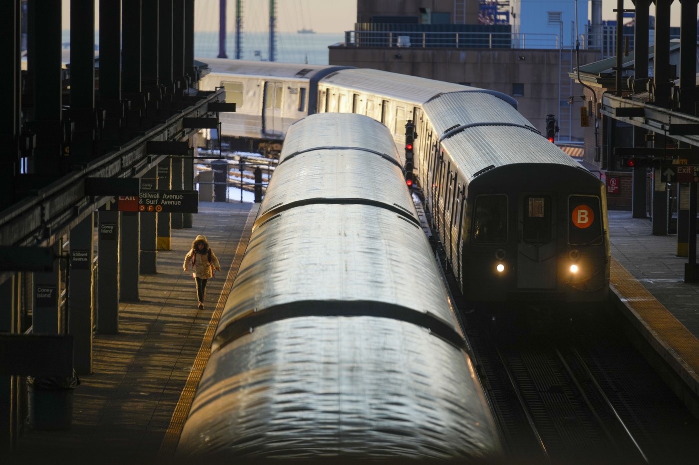 Kids in New York keep dying while 'subway surfing' on top of trains. Can they be stopped? | iNFOnews.ca